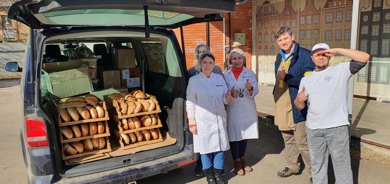 Bake4Ukraine handing out bread car.jpeg