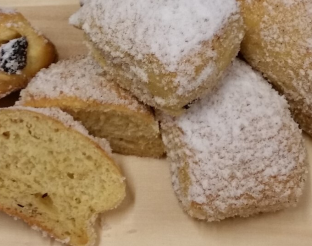 Panettone flavoured plum bites — English