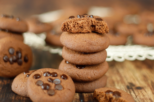 Crunchy chocolate cookies with no added sugar