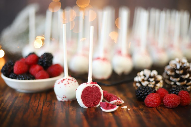 Red Forest cake pops με επικάλυψη λευκής σοκολάτας σε Χριστουγεννιάτικη φωτογράφιση