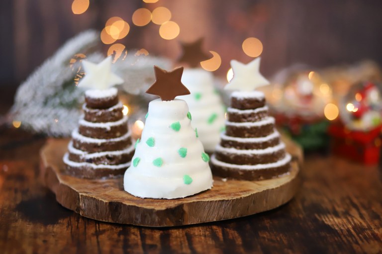 Χριστουγεννιάτικη καριόκα σε σχήμα δεντράκι με επικάλυψη λευκή σοκολάτα